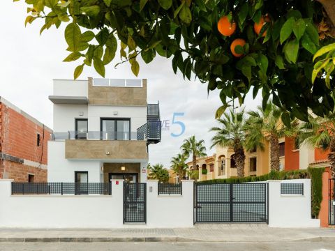 Villa Nueva construcción  En Torrevieja