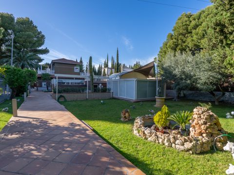 Villa For sale in Elda