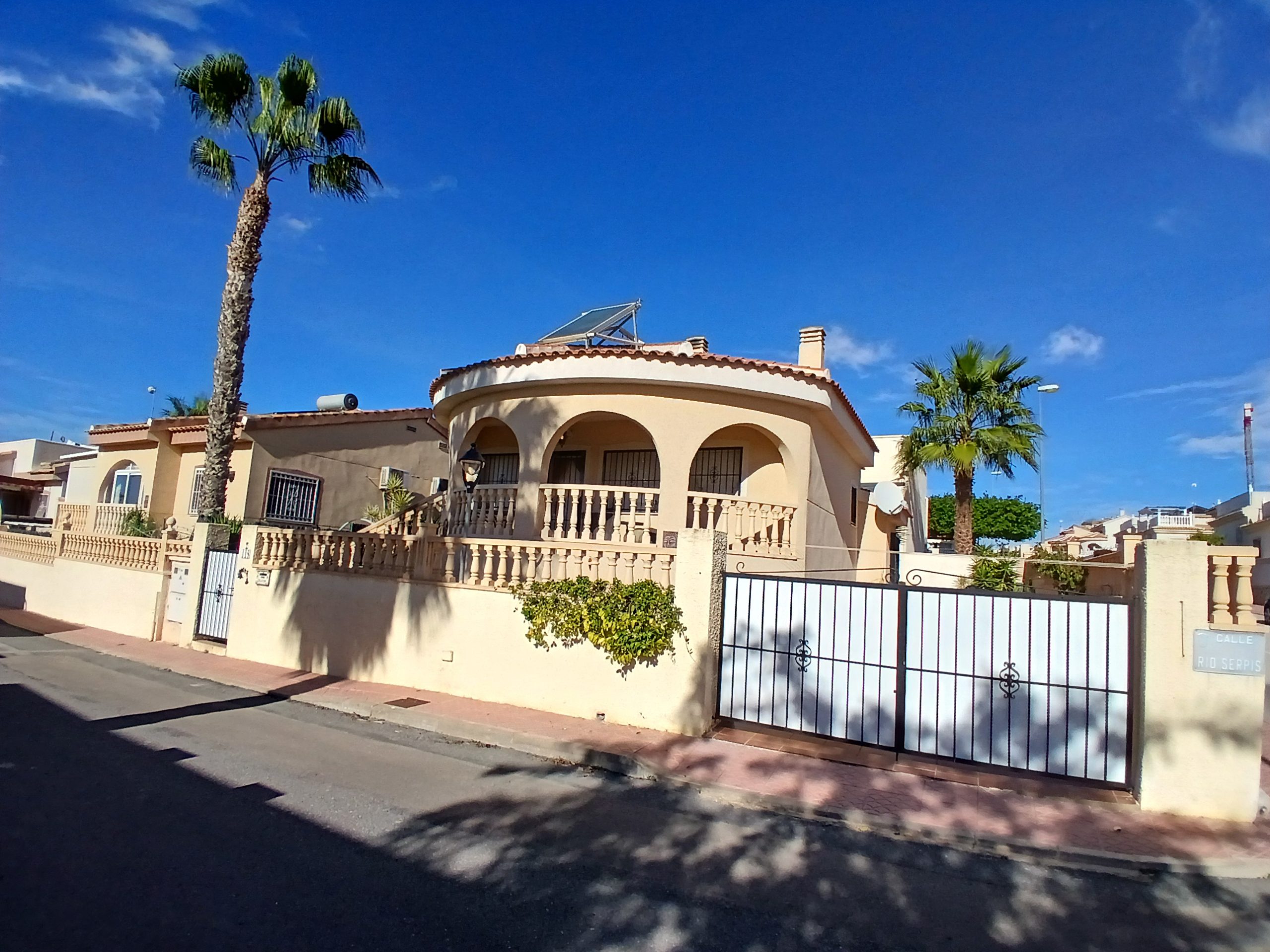 Villa for sale in Ciudad Quesada - Alicante - Ref: IZ-CC007-EXIZ - Image 1